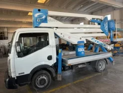 8#10300 Piattaforma Socage montata su Nissan Cabstar