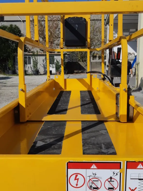 3#4778 Piattaforma verticale a pantografo Haulotte Compact 10 N
