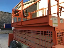 1#3710 Piattaforma verticale a pantografo diesel 4x4 JLG 330 CRT