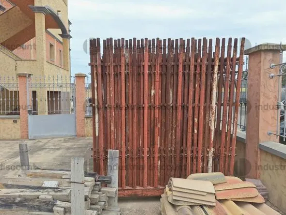 2#9747 Ponteggio puntelli cavalletti assi container