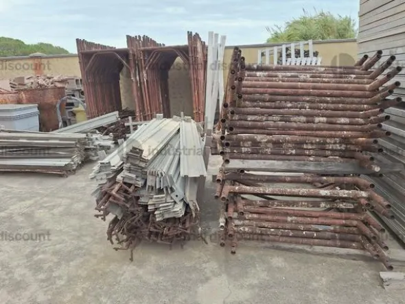 2#9747 Ponteggio puntelli cavalletti assi container