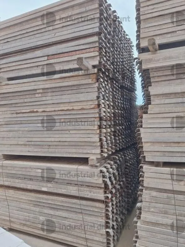 2#9747 Ponteggio puntelli cavalletti assi container