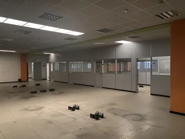 #2536069 Porzione di capannone con laboratori e uffici