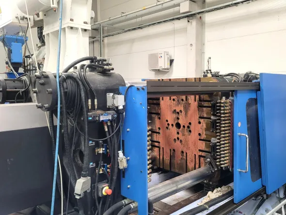 Pressa a iniezione FCS SD-600 M