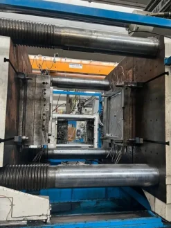 4#7965 Pressa a Iniezione Italtech KS 1600 con Robot