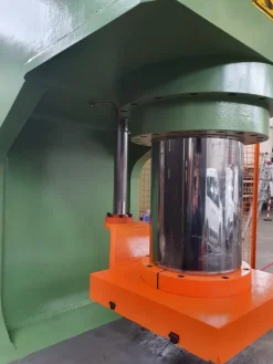 Pressa idraulica Gigant 200 ton usata