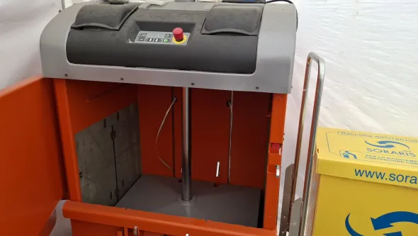 Pressa per carta e plastica semi nuova Orwak