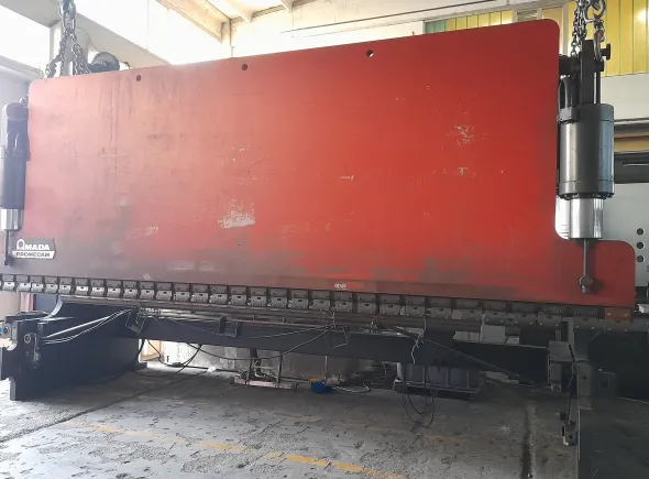PRESSA PIEGATRICE AMADA 6000X250 TON STPC