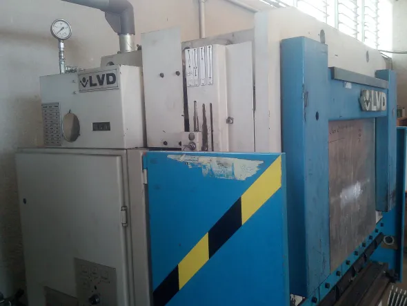 PRESSA PIEGATRICE MARCA LVD