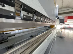 Pressa piegatrice usata WARCOM modello FUTURA 40-200