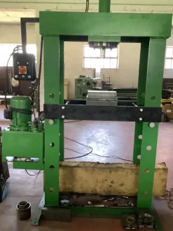 Pressa 100 tonnelate