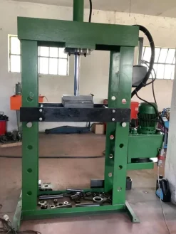 Pressa 100 tonnelate