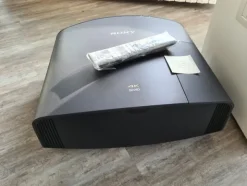 23#7255 Proiettore Sony e telo proiezione Skyfix
