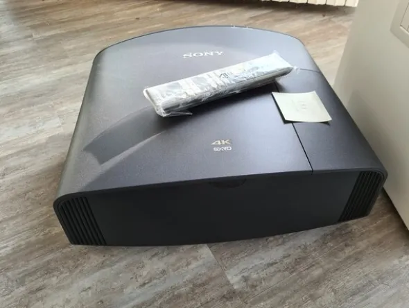 23#7255 Proiettore Sony e telo proiezione Skyfix