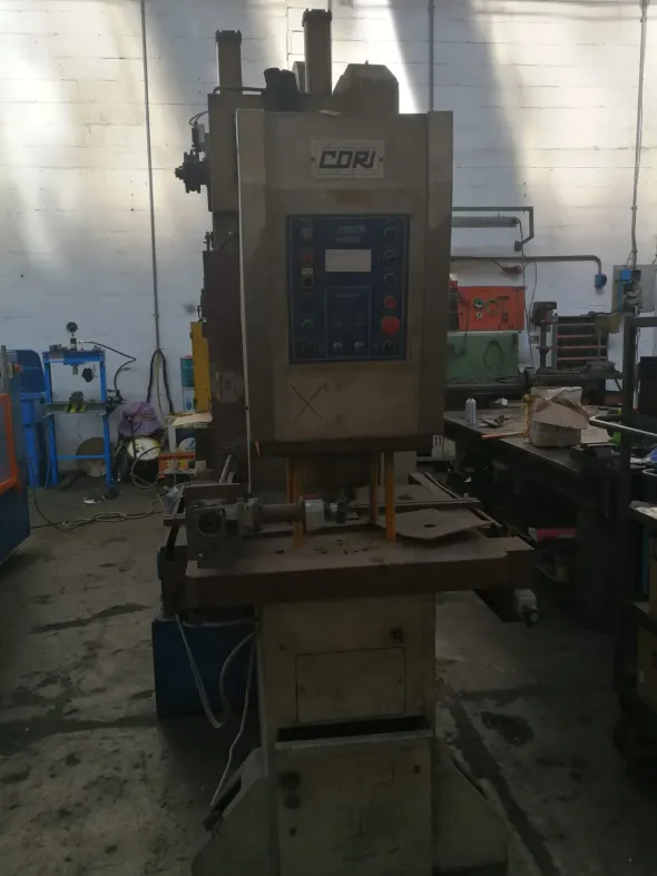 PUNZONATRICE CORIIDRAULICA30 TON