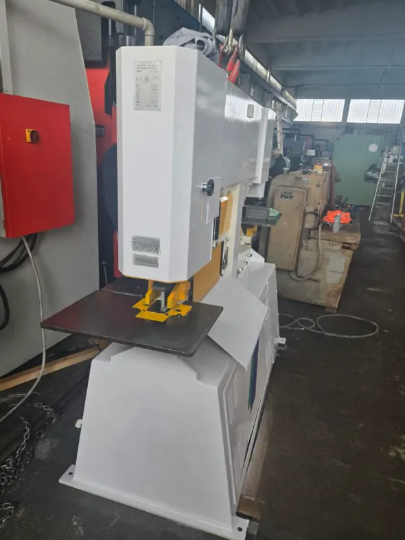 Punzonatrice universale GEKA mod. HYDRACROP 80/S
