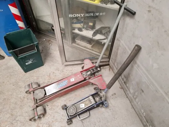 3#6900 Ricambie attrezzature per auto e ufficio
