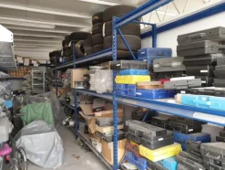 24#6268 Ricambi per auto e scaffalature