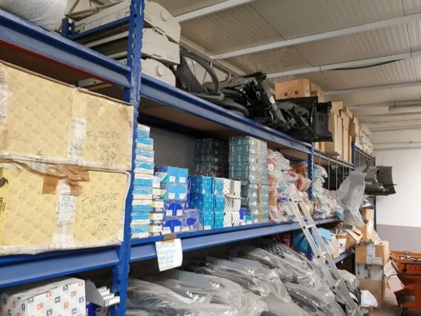 24#6268 Ricambi per auto e scaffalature