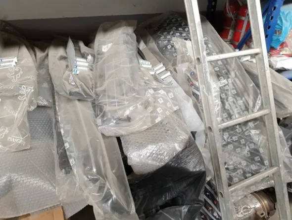24#6268 Ricambi per auto e scaffalature