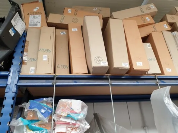 24#6268 Ricambi per auto e scaffalature