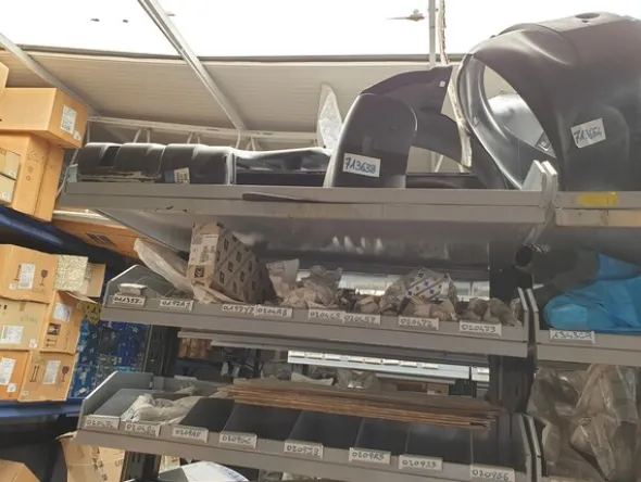 24#6268 Ricambi per auto e scaffalature