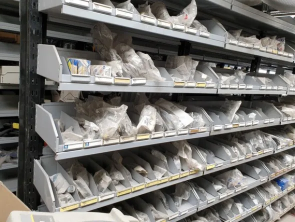 24#6268 Ricambi per auto e scaffalature