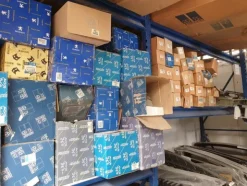 24#6268 Ricambi per auto e scaffalature