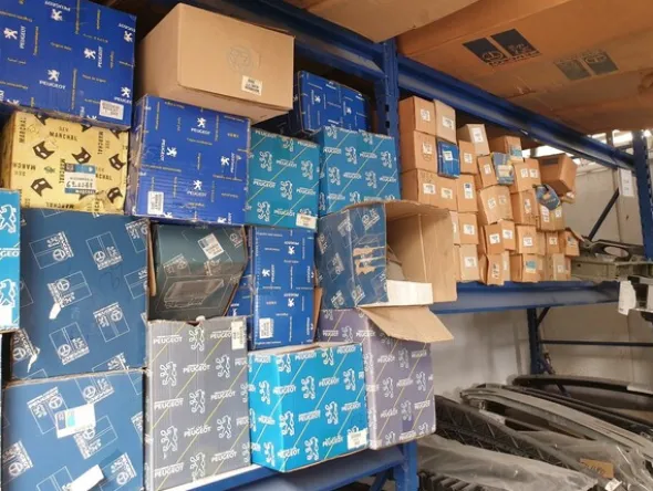 24#6268 Ricambi per auto e scaffalature