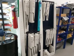 24#6268 Ricambi per auto e scaffalature