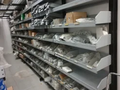 24#6268 Ricambi per auto e scaffalature