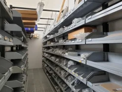 24#6268 Ricambi per auto e scaffalature