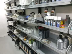 24#6268 Ricambi per auto e scaffalature