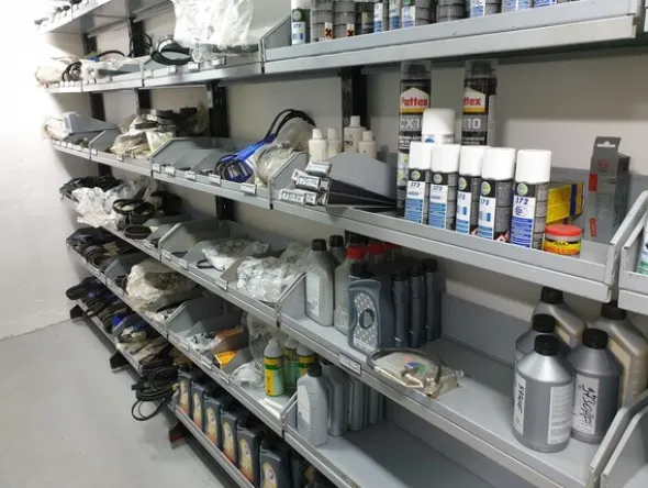 24#6268 Ricambi per auto e scaffalature