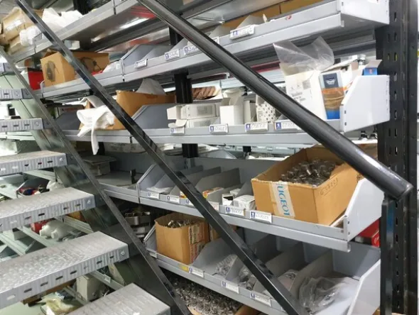 24#6268 Ricambi per auto e scaffalature