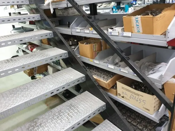 24#6268 Ricambi per auto e scaffalature