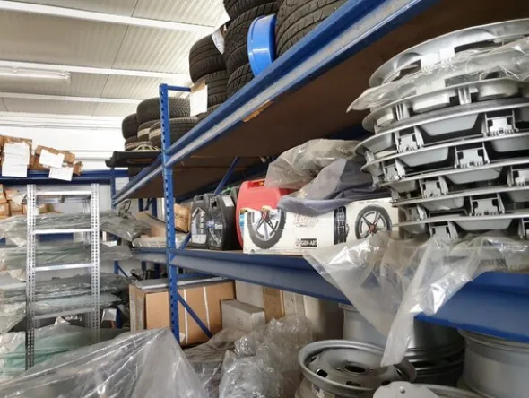 24#6268 Ricambi per auto e scaffalature