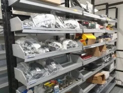 24#6268 Ricambi per auto e scaffalature