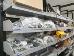 24#6268 Ricambi per auto e scaffalature