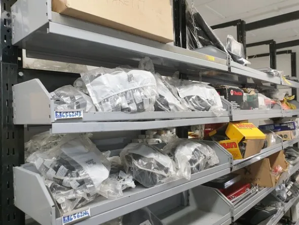 24#6268 Ricambi per auto e scaffalature