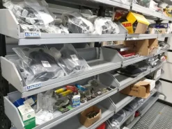 24#6268 Ricambi per auto e scaffalature