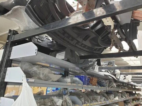 24#6268 Ricambi per auto e scaffalature