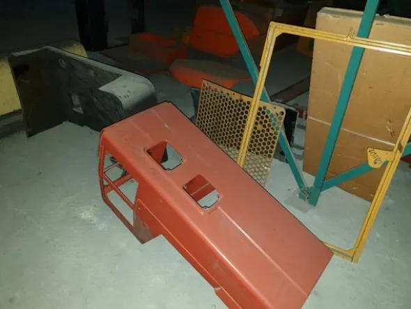 22#4637 Ricambi per trattori e mietitrebbie