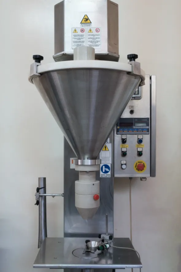 Riempitrice semiautomatica a peso per polveri e granuli