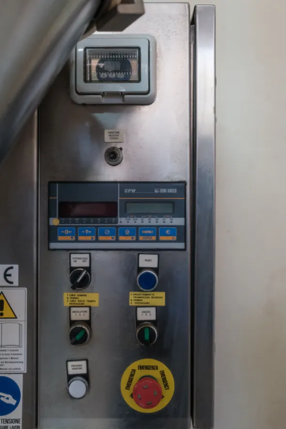 Riempitrice semiautomatica a peso per polveri e granuli