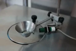 Riempitrice semiautomatica a peso per polveri e granuli