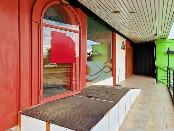 #25035 Ristorante e negozio in complesso commerciale