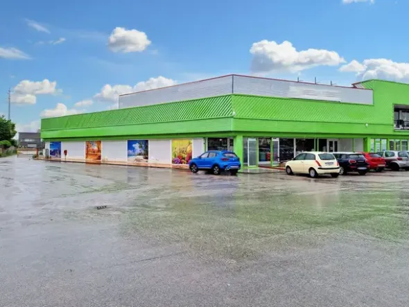 #25035 Ristorante e negozio in complesso commerciale