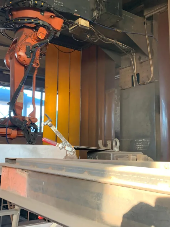 Robot di saldatura ABB su binari