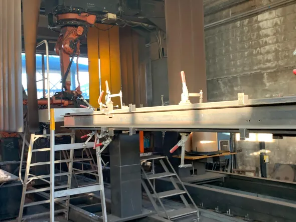 Robot di saldatura ABB su binari